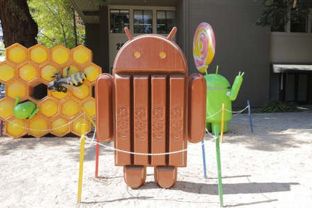 Mountain View, CA, US, 2.09.2020 - KitKat and Honeycomb at Google Android Statues Square Visitor Center Beta. Android is mobile operating system developed by Google. Silicon Valley tours on Googleplexのeditorial素材