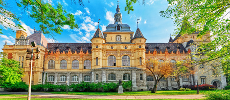 Vajdahunyad Castle (Hungarian-Vajdahunyad vara) is a castle in the City Park of Budapest, Hungary.のeditorial素材