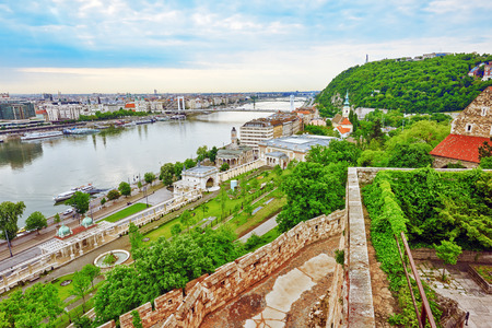 Elisabeth Bridge in  Budapest,bridge connecting Buda and Pest across the River Danube.のeditorial素材