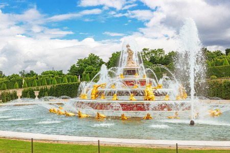 Latona Fountain Pool, opposite the main building of the Palace of Versailles, created  by Sun-King Louis XIV.のeditorial素材