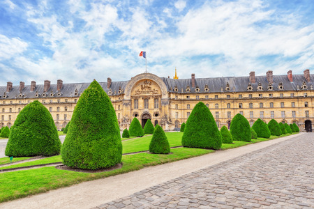 Park near main entrance to  Les Invalides. Paris, France.のeditorial素材