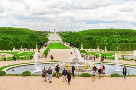 VERSAILLES, FRANCE - JULY 02, 2016 :  Tourists near Latona Fountain Pool, opposite the main building of the Palace of Versailles, created  by Sun-King Louis XIVのeditorial素材