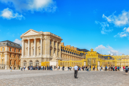 VERSAILLES, FRANCE - JULY 02, 2016 : Head (main) entrance with  the people ( tourists)  in the Versailles Palace. Versailles, France.のeditorial素材
