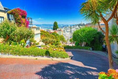 San Francisco, California, USA - September 10, 2018: Lombard Street is an eastâwest street in San Francisco, that is famous for a steep.のeditorial素材