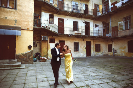 Couple walks inside the court of house with balconyの写真素材