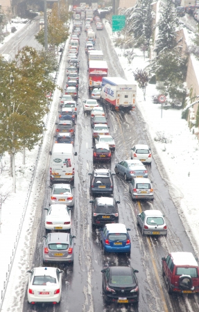 JERSUALEM, Israel - December 12, 2013: Transportation jammed and stuck on the city main highway because of unexpectedly massive snowfall in Jerusalem, Israelのeditorial素材
