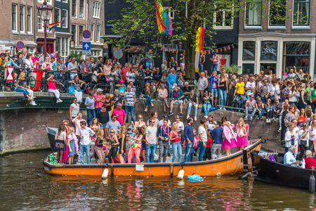 Amsterdam, August 5 2017: Visitors watching the Boats of the 2017 Canal parade sailing over the canals of the Prinsengracht in the center of Amsterdamのeditorial素材