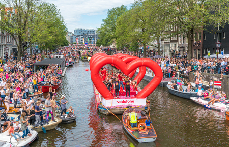 Amsterdam, August 5 2017: Boats of the 2017 Canal parade sailing over the canals of the Prinsengracht in the center of Amsterdamのeditorial素材