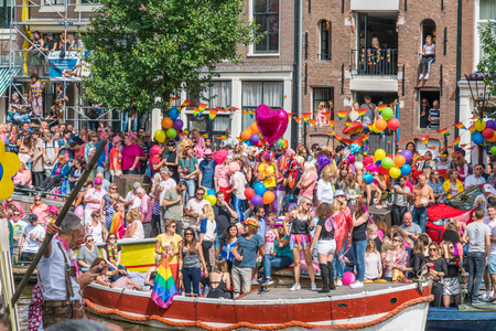 Amsterdam, August 5 2017: Visitors watching the Boats of the 2017 Canal parade sailing over the canals of the Prinsengracht in the center of Amsterdamのeditorial素材