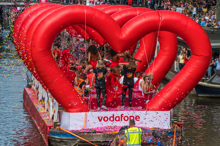Amsterdam, August 5 2017: Boats of the 2017 Canal parade sailing over the canals of the Prinsengracht in the center of Amsterdamのeditorial素材