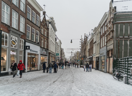 Den Bosch, The Netherlands, December 10th 2017: People crossing the snow covered Hinthamerstraat in the center of Den Bosch.のeditorial素材