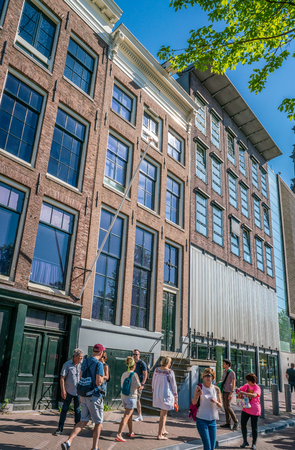 Amsterdam, May 7 2018 - Touriust passing the famous house of Anne Frank at the PRinsengrachtのeditorial素材
