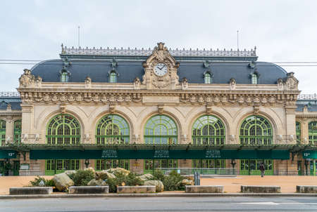 Lyon, France 3rd January 2020 - People passing the Gare des Brotteaux (Brotteaux Station) in Lyonのeditorial素材