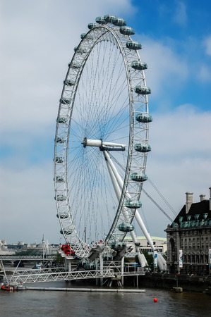 LONDON, ENGLAND - MAY 3, 2007: View at London Eye ferris wheel in London, England. Wheel haveheight of 135m and was completed at March 2000.のeditorial素材