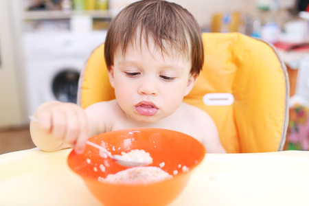 baby age of 20 months eats oatmealの写真素材