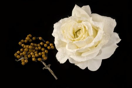 rosary and white rose on black backgroundの写真素材