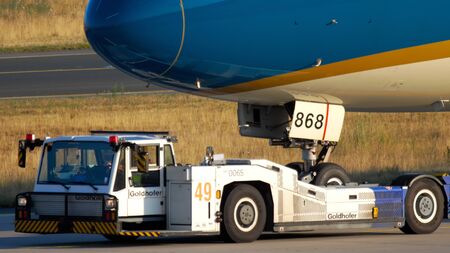 Vietnam Airlines towing to serviceのeditorial素材