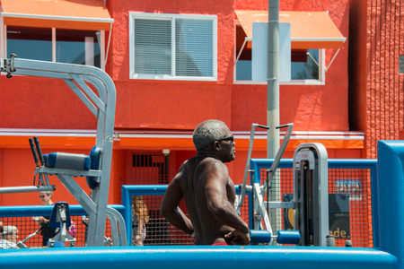LOS ANGELES, USA - AUGUST 5, 2014 - excercise of black man in muscle beach  in venice beach  in los angelesのeditorial素材