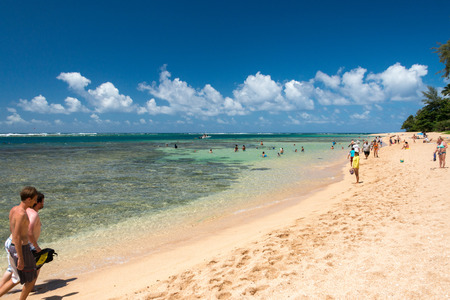 HONOLULU, USA - AUGUST, 14 2014 -  People having fun at hawaii island beachのeditorial素材