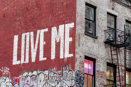 New York city LOVE ME write on Manhattan building wallのeditorial素材