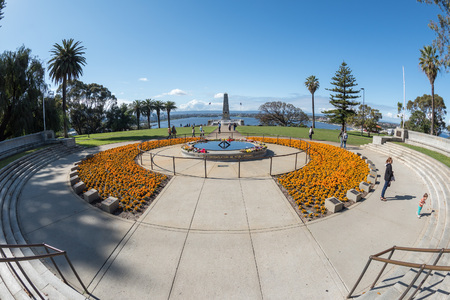PERTH, AUSTRALIA, AUGUST, 18 2015 -  Visitors at II world war memorialのeditorial素材