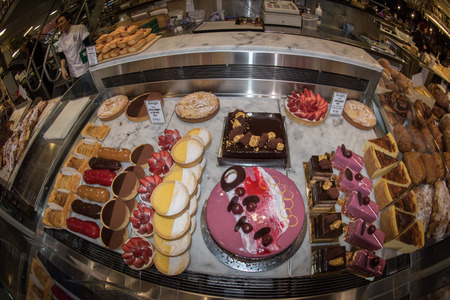 ADELAIDE, AUSTRALIA - SEPTEMBER 1, 2015 - People buying at town fresh marketのeditorial素材
