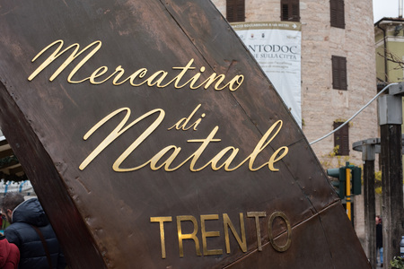 TRENTO, ITALY - DECEMBER 1, 2015 - People buying at the shops of traditional christmas marketのeditorial素材