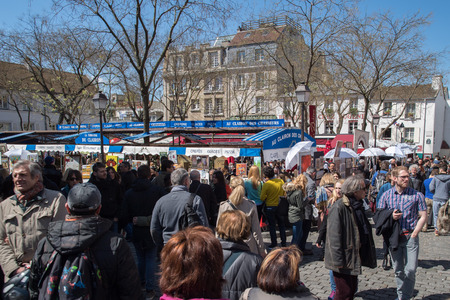PARIS, FRANCE - MAY 1 2016 - Artist painting and drawing portraits on sunny sunday day in Montmartre Place du Tertre famous artist retreatのeditorial素材