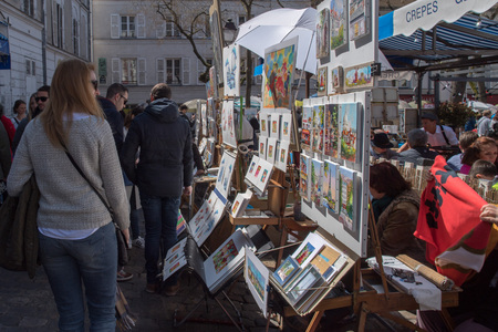 PARIS, FRANCE - MAY 1 2016 - Artist painting and drawing portraits on sunny sunday day in Montmartre Place du Tertre famous artist retreatのeditorial素材