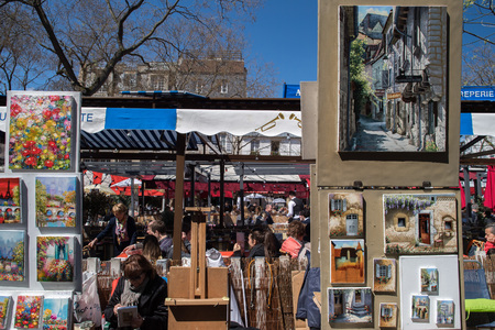 PARIS, FRANCE - MAY 1 2016 - Artist painting and drawing portraits on sunny sunday day in Montmartre Place du Tertre famous artist retreatのeditorial素材