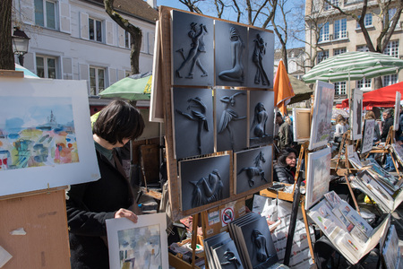 PARIS, FRANCE - MAY 1 2016 - Artist painting and drawing portraits on sunny sunday day in Montmartre Place du Tertre famous artist retreatのeditorial素材