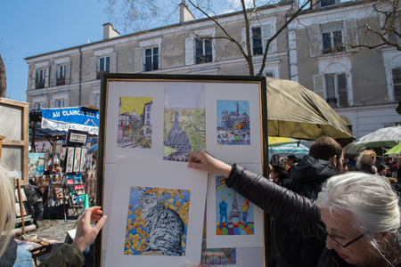 PARIS, FRANCE - MAY 1 2016 - Artist painting and drawing portraits on sunny sunday day in Montmartre Place du Tertre famous artist retreatのeditorial素材