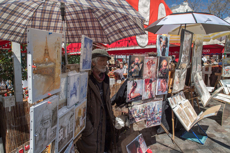 PARIS, FRANCE - MAY 1 2016 - Artist painting and drawing portraits on sunny sunday day in Montmartre Place du Tertre famous artist retreatのeditorial素材