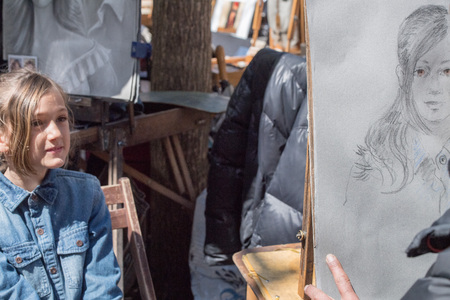 PARIS, FRANCE - MAY 1 2016 - Artist painting and drawing portraits on sunny sunday day in Montmartre Place du Tertre famous artist retreatのeditorial素材
