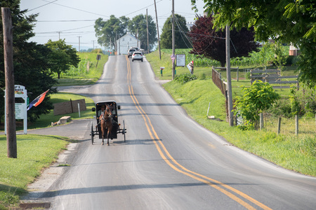 LANCASTER, USA - JUNE 25 2016 - Amish people in Pennsylvania. Amish are known for simple living with touch of nature contacy, plain dress, and reluctance to adopt conveniences of modern technologyのeditorial素材