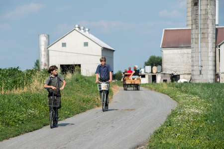 LANCASTER, USA - JUNE 25 2016 - Amish people in Pennsylvania. Amish are known for simple living with touch of nature contacy, plain dress, and reluctance to adopt conveniences of modern technologyのeditorial素材