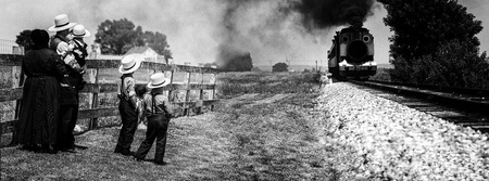 LANCASTER, USA - JUNE 25 2016 - Amish people in Pennsylvania. Amish are known for simple living with touch of nature contacy, plain dress, and reluctance to adopt conveniences of modern technologyのeditorial素材