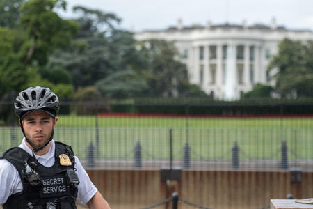 WASHINGTON D.C., USA - JUNE, 21 2016 - Secret service agent at White House building viewのeditorial素材
