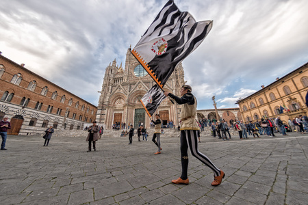 SIENA, ITALY - MARCH 25 2017 - Traditional flag wavers parade. 17 district of medieval town on parade in dome place preparing for worldwide famous horse race called Palioのeditorial素材