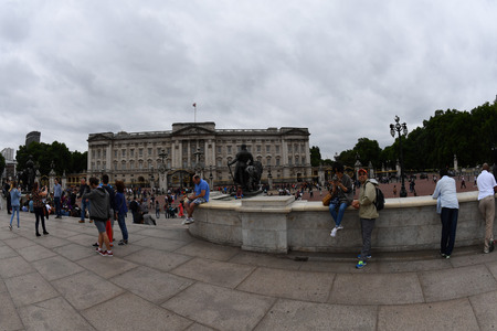 LONDON, ENGLAND - JULY 15 2017 -  Lot of Tourist taking pictures and selfie at Buckingham Palace one of town symbol and place to visitのeditorial素材