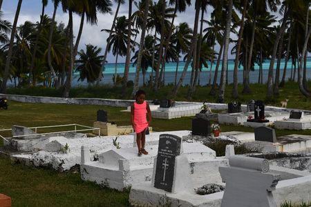 AITUTAKI, COOK ISLAND - AUGUST, 27 2017 - Local people at the christian mass wearing traditional colorful polynesian dressのeditorial素材
