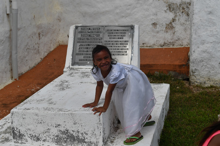 AITUTAKI, COOK ISLAND - AUGUST, 27 2017 - Local people at the christian mass wearing traditional colorful polynesian dressのeditorial素材