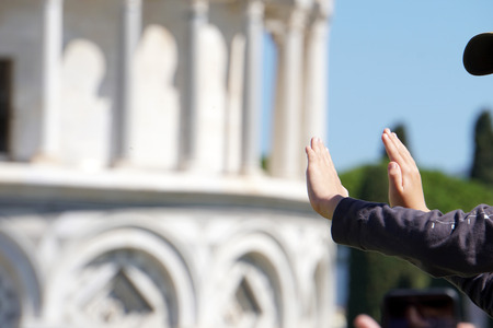 PISA, ITALY - SEPTEMBER 26 2017 - Tourist taking pictures while pushing and holding famous leaning tower in piazza dei miracoliのeditorial素材