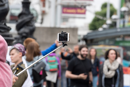 LONDON, ENGLAND - JULY 15 2017 -  Lot of Tourist taking pictures and selfie at London Bridge, town symbolのeditorial素材