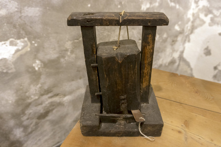 old vintage wood mouse trapの写真素材