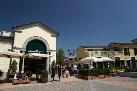 SERRAVALLE SCRIVIA, ITALY - APRIL 23 2018 - People buying and shopping fashion items in mid summer designer outlet Sale seasonのeditorial素材