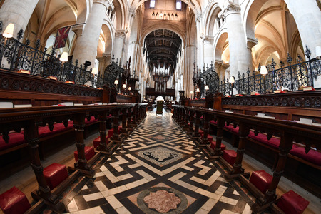 OXFORD, ENGLAND - JULY 15 2017 - Tourist in famous christ church college from asia, europe and america. The ancient university town one of most visted in England and in the world.のeditorial素材