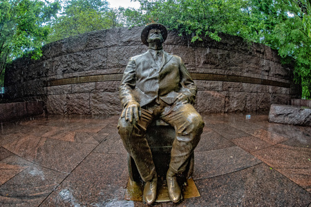 WASHINGTON DC, USA - MAY 17 2018 - Roosevelt memorial statue under the rain in Washington DCのeditorial素材