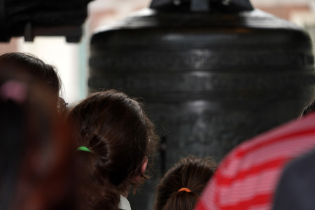 PHILADELPHIA, USA - MAY 23 2018 - Visitors at Liberty Bell symbol of usa freedomのeditorial素材