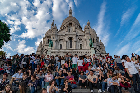 PARIS, FRANCE - OCTOBER 6 2018 - Montmartre is full of tourist on sunny sunday day in popular destination churchのeditorial素材